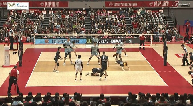 男子バレーで魔球サーブ 揺れて「落ちない？」相手選手が床をバシバシ叩いて悔しがる 4枚目