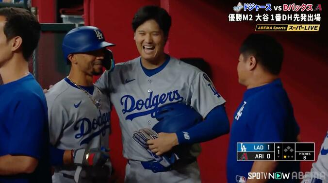 ベンチで「イチャイチャ」する大谷とベッツ