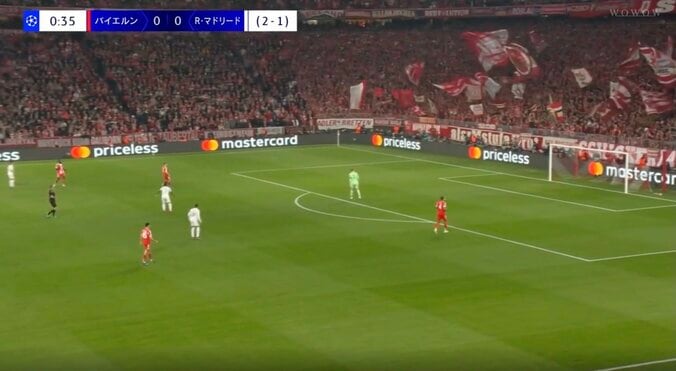 「何してんだよ！」信じられない…“まさかの36秒”「ドン引きやん」「やっちまったな」バイエルンGK、痛恨ミス→無人のゴールに蹴り込まれる 3枚目