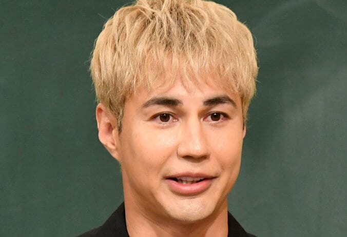 【写真・画像】「父はハリウッド俳優」「高級ホテル43階を自宅に」人気タレント、超セレブだった幼少期を明かす　1枚目