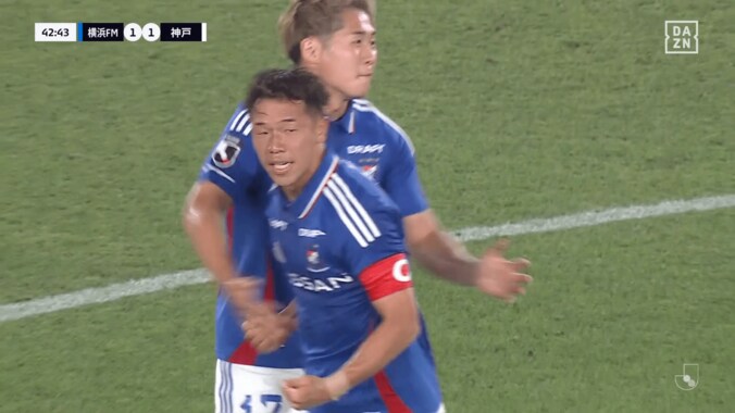 衝撃！ 横浜FM主将の“無回転ブレ球ゴラッソ”にSNS騒然「最後すごい落ち方」「年間ベストゴール級」「和製ジェラードだ」悪夢の7連敗を喫したチームに喝 4枚目