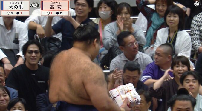 「めっちゃ分厚い」高安、横綱撃破で“上限懸賞”ゲット 計61本…金星で手にした夢ある光景に反響続々 4枚目