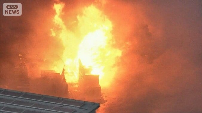 「黒煙が出ている」倉庫で火事 複数の建物に延焼　現場に強風 1枚目
