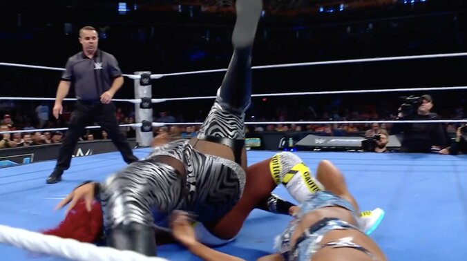 無理やりナイアを剥がしにかかるナオミ