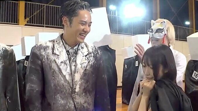 【写真・画像】清水あいり「も〜男やなぁ」胸元露わな姿にコムドット赤面「みてられない」サプライズ登場にネット沸く「ご褒美タイムだね」　1枚目