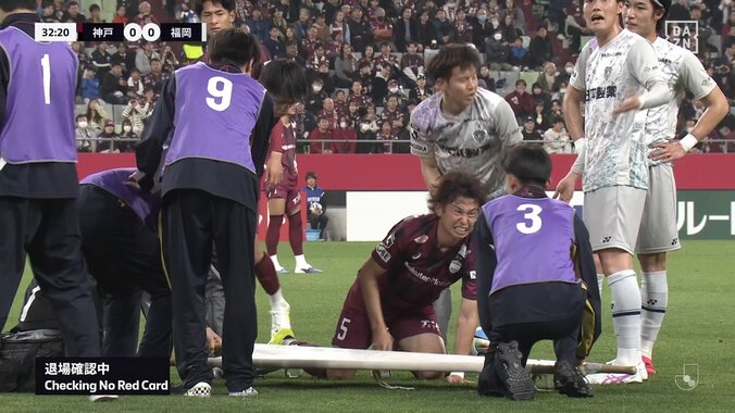 「もろ足裏…」福岡MF、相手の踵を踏む危険タックルで一発退場「めっちゃ痛そう」 5枚目
