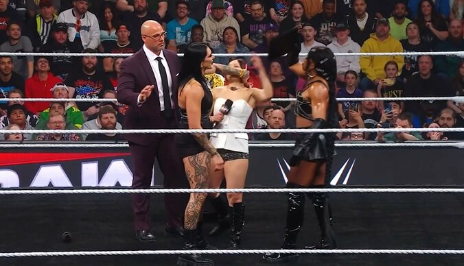 リアがイヨの顔を…