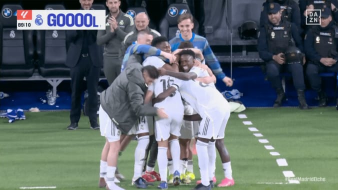 「本物の映像？」レアルMFの“65m超絶ゴール”が世界中で大バズり！「AIみたい」「歴史的なゴラッソ」本人はジョーク「真似しないでね」 5枚目