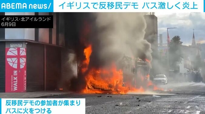 燃え上がるバス