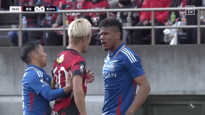 「そりゃ怒る」鈴木優磨、マリノスDFと一触即発！「またばあちゃんに怒られるぞ」「腕がガッツリ入ってる」ファン騒然 5枚目