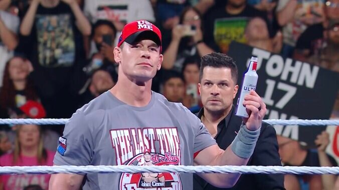 口角は上がっているが、目の奥が笑っていないシナ