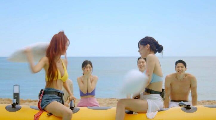 スタイル抜群の美女2人がゴムボートの上で殴り合い!?枕で顔面を殴りヒートアップ『恋するアプリ Love Alarm』#5