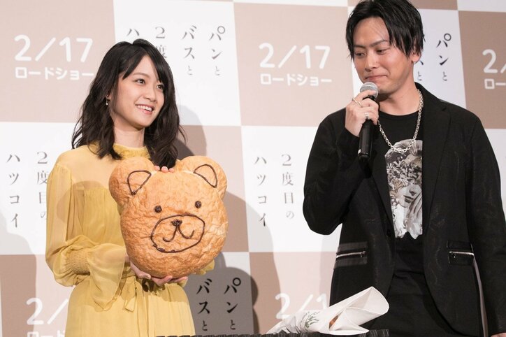 深川麻衣、初主演映画「パンとバスと2度目のハツコイ」完成披露で「くまさんパン」完成させる