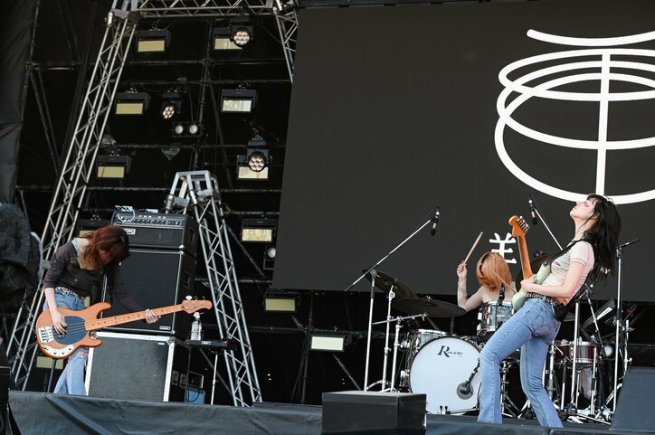 【写真・画像】羊文学『METROCK 2026』出演直後インタビュー　貫禄のステージを終えた2人が“この夏やりたいこと”は「eスポーツチーム結成」　6枚目