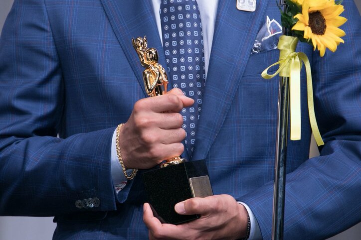 麻央から祝福も!ベスト・ファーザーに選ばれた市川海老蔵、肩車をするデザインのトロフィーに喜び