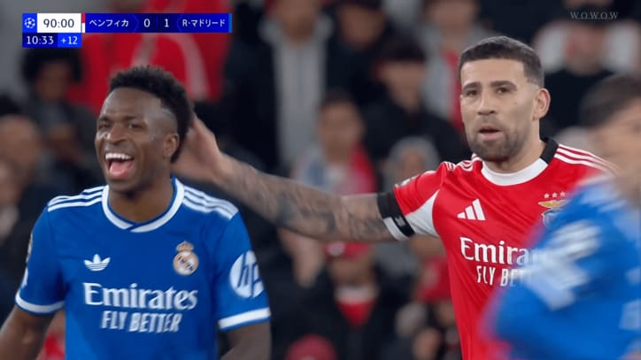 煽り合いの直後に二人は笑顔も