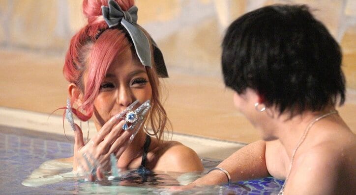 【写真・画像】23歳黒ギャル社長、ビキニ姿でプールデートも男の“借金話”にドン引き「ちょっとヤダ」　3枚目