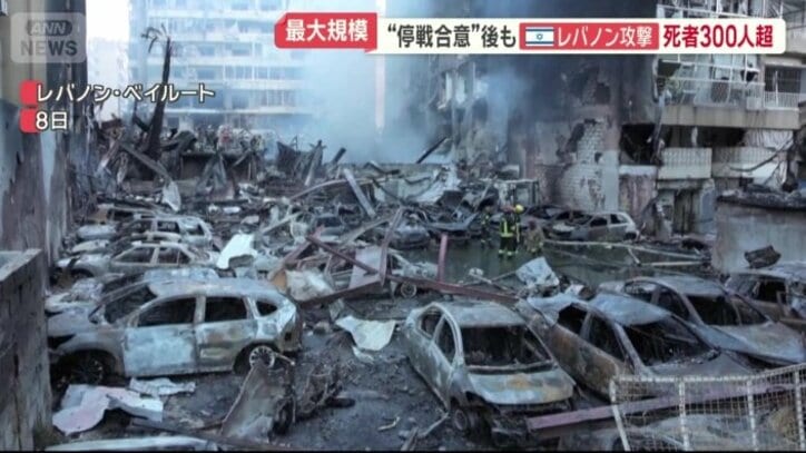 燃え上がり黒焦げになった何台もの車