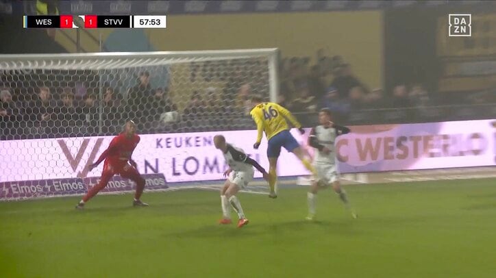 【写真・画像】ほぼ“ゼロ距離”…小久保玲央ブライアンのビッグセーブにSNS沸騰！ 「片手で…」「1点もの防いだ」同僚も称賛　1枚目