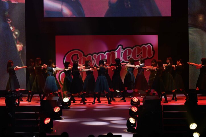 欅坂46、全方位女子イベントで”靴を振り回したり髪を振り乱したり”の圧巻ライブ  - Seventeen夏の学園祭2017