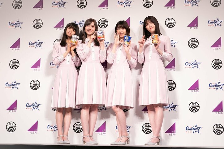 齋藤飛鳥、手で顔を隠し照れながら「サッポロ一番カップスタ〜」と歌う