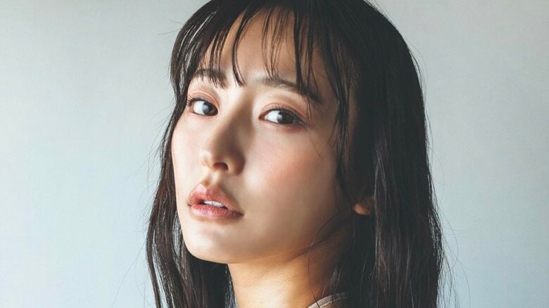 「今回のグラビアもだいぶヤバいです」 高崎かなみが過去最大級のサービスショット 『週プレ』登場