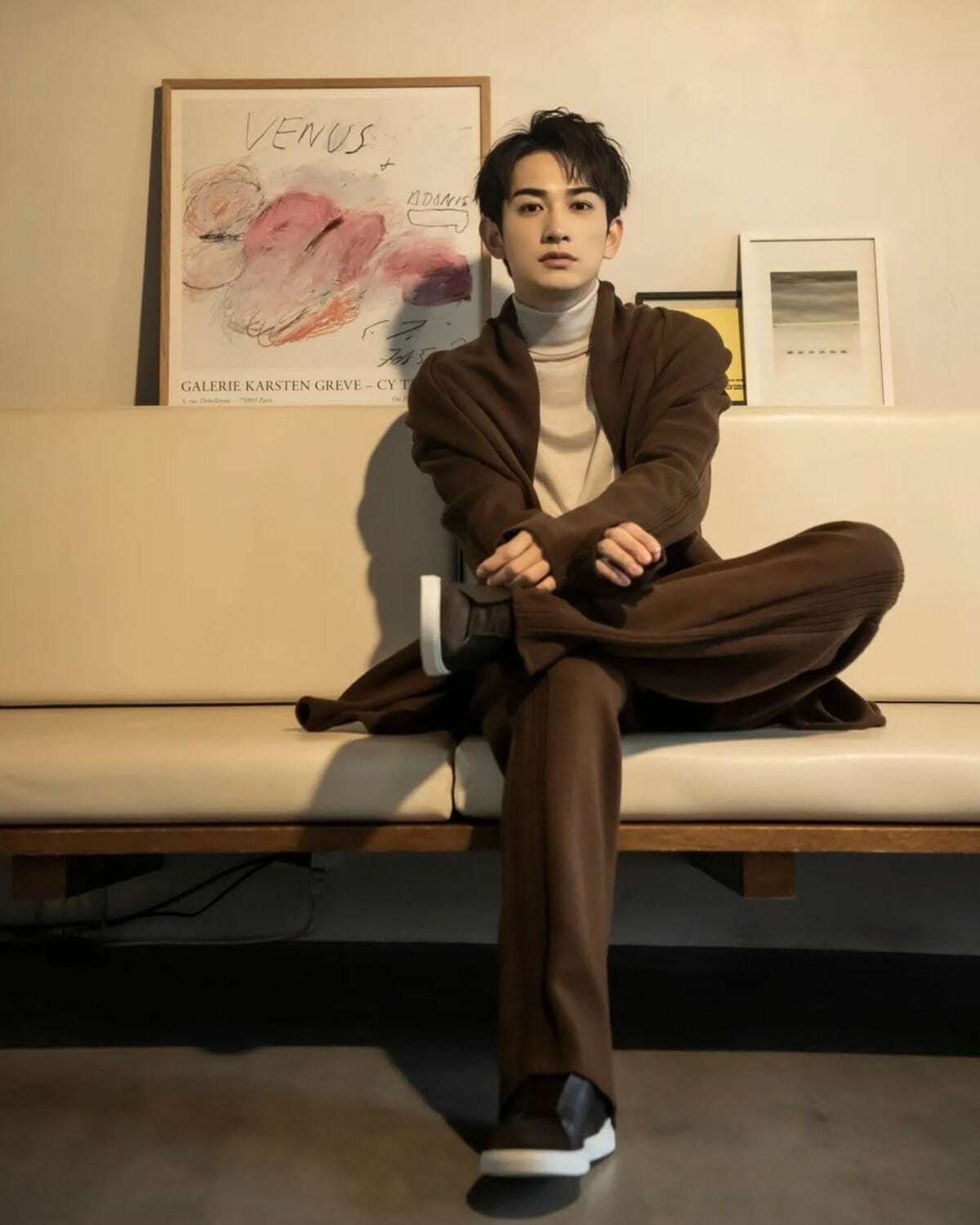 町田啓太の 足組みショット にファン悶絶 美術館の彫刻ですか カッコよすぎて泣ける 話題 Abema Times 町田啓太の 足組みショット にファン悶絶 美術館の彫刻ですか カッコよすぎて泣ける 話題 Abema Times