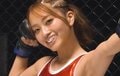 “地下格闘技で活躍”人気キャバ嬢の美貌に驚きの声「綺麗!」ナイスバディで客を悩殺も「手を出したらヤケドじゃ済まない」