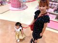 浜田ブリトニー、迷子紐リュックデビューした娘「理解不能だったけどw」
