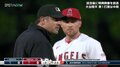 大谷翔平の同僚、送球が塁審を直撃! 緊迫の場面が一転、思わず“ほっこり”のオモシロ展開 「めっちゃ睨むやんw」「みんな笑顔で可愛い」
