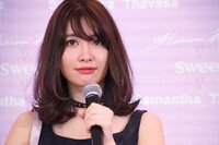 小嶋陽菜、ガラス張りの部屋で艶かしい美脚を披露「すけすけにゃんにゃんかわいい」の声