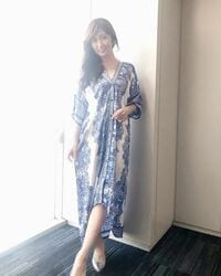 熊田曜子、華やかなブルーのワンピに長女のイヤリングを合わせたコーデ「親子でシェア出来る歳になったんだなぁ」