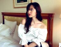 鈴木愛理、大胆な肩出しショットに絶賛の声続々 「鎖骨が国宝」「色気が凄い」