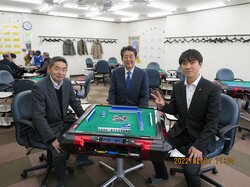 安倍晋三元総理、健康麻雀店を訪れた画像にファンが大興奮「マジで凄すぎ」「行きたかったなぁ」