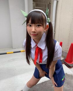 長澤茉里奈、5年ぶりの「〈物語〉シリーズ」八九寺真宵コスに「ほぼ実写化」と大反響