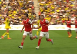 まるで軽業師！ 伊東純也、中村敬斗へのアシストが最高すぎる「ゴールデンコンビの見事な連携」「良いパス出すなー」「ランス兄弟最高！」