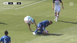 「危ねぇだろ！」選手が吹っ飛ぶ危険なスライディング炸裂でスタジアム騒然　イエロー判定されるも仕掛けた側が立ち上がれず…まさかの負傷交代に「やばい」「離脱となったら大きい」