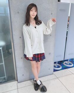 声優・上坂すみれ、美脚際立つミニスカートの“制服風コーデ”に「めちゃかわ」「マジ最高」と絶賛の嵐