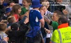 「優しいとこあるじゃん…」悪童イングランド代表GKの“神対応”に感動！「一生の宝物」をプレゼントして少年少女を “最高の笑顔”にした一部始終