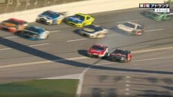 超高速オーバルで接触も「リカバリーが凄かった」 レッドブルが“草の上で”見事な回避「流石ですね」解説も唸る