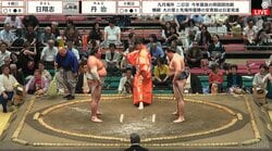 「Tシャツの存在感がスゴい」大相撲、砂かぶりに“気になる”著名人 「つい見てしまう」インパクト抜群な姿に騒然