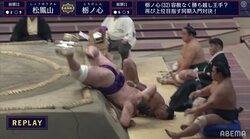 2人とも土俵下へ顔面ダイブ＆激突！「顔から落ちた」「どっちも褒めたい」戦いに館内は拍手喝采