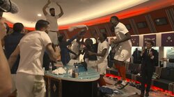 連覇の前祝い？フランスの控室にマクロン大統領訪問、選手は歓喜の舞