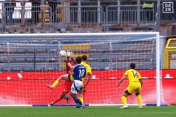 「本能的だ」アジア最強GK・鈴木彩艶、“超反応”のビッグセーブ！ 至近距離の高速シュートを弾き出し地元メディアからも称賛