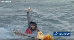 海に“決死のダイブ”！ 場外ファンが大谷着水弾を“神キャッチ”「寒いだろw」 ボール捕獲直後のリアクションが話題に「獲ったどー！」