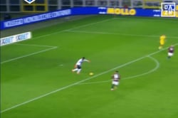 マジか…？ 鈴木彩艶が“60m精密フィード”で局面一変！「飛びすぎ」「精度も凄い」「味方も助かる」ファン驚愕の瞬間