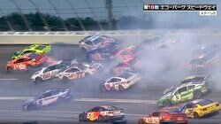 「何台巻き込まれたか」23台が絡む大クラッシュで赤旗中断 米レースの今季最大級事故に放送席騒然「逃げ場がない」