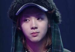 パンクバンドのボーカル、本番ステージでギターを叩きつけ破壊！強烈パフォーマンスに審査員がドン引き「ギターを壊すためにきたの？」