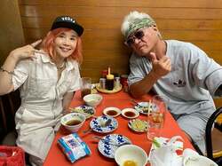  野沢直子、中学校の同級生だった小沢仁志との2ショットを公開「なんと同じクラス」 