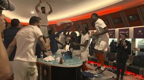 連覇の前祝い？フランスの控室にマクロン大統領訪問、選手は歓喜の舞